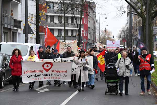 Demonstrationszug zum Büro von Karl Lauterbach am 18. November 2023.